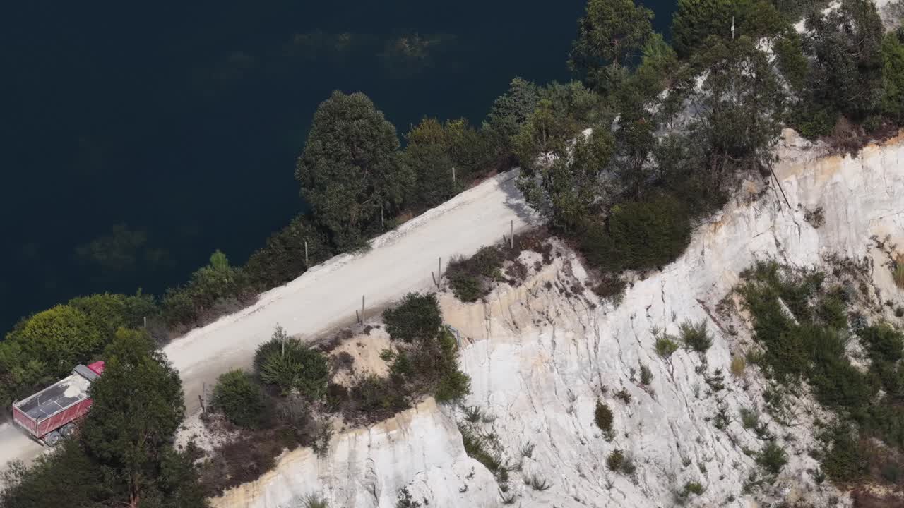Camion vuoto su una strada di cava