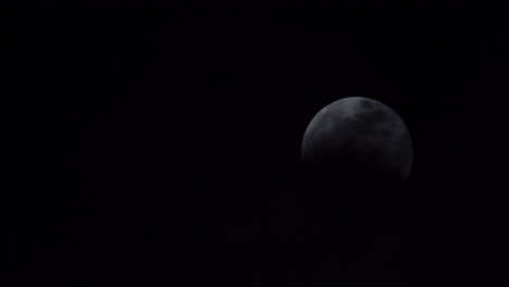 Wolken-Verdecken-Teilweise-Einen-Vollmond-Während-Einer-Mondfinsternis