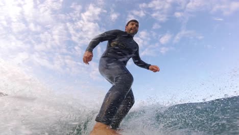 Zeitlupe:-Extremer-Surfer,-Der-In-Einer-Mittleren-Röhrenfasswelle-Surft