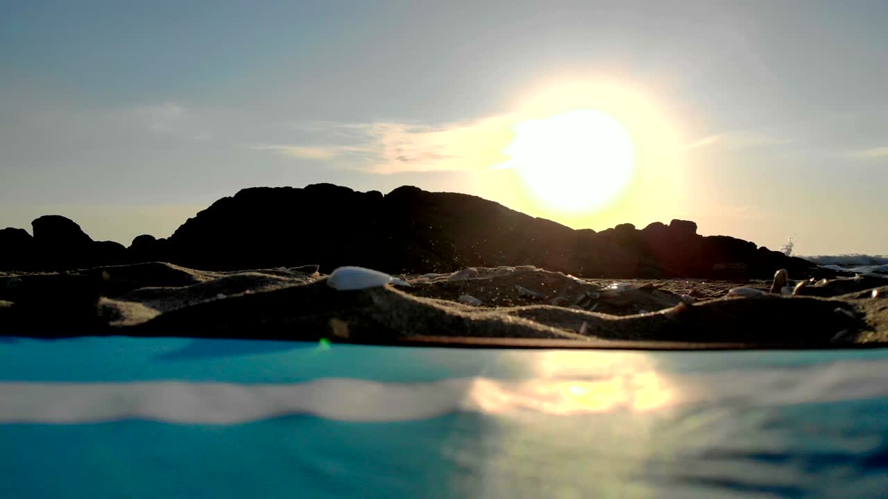 바다 위의 해가 뜨는 것.