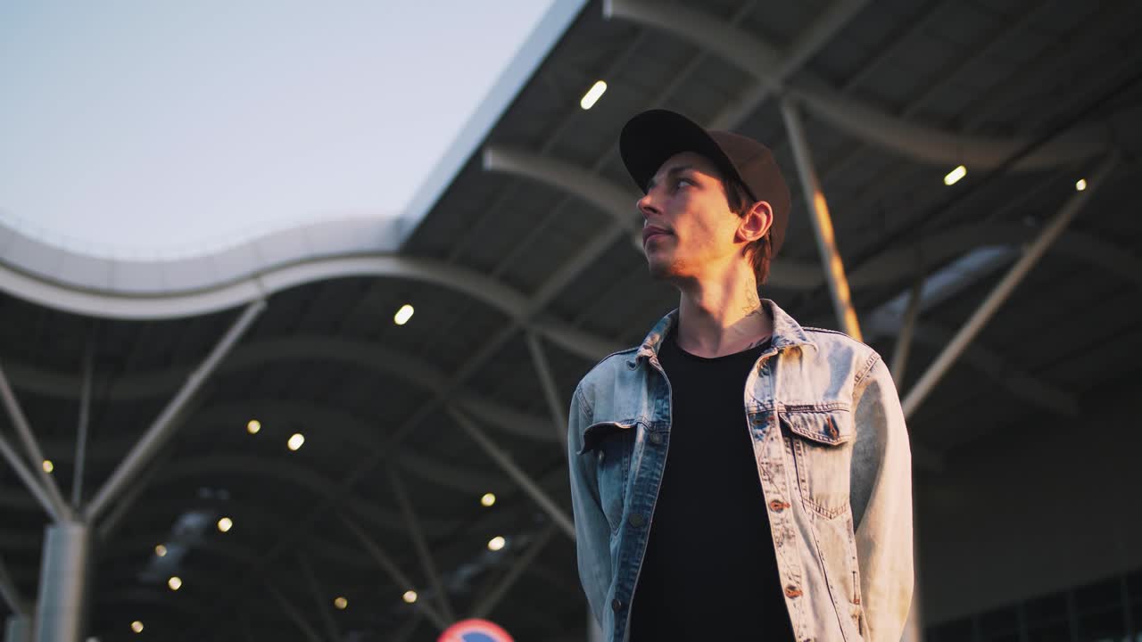 도시 배경에 있는 젊은 스터 남자의 영화적 초상화