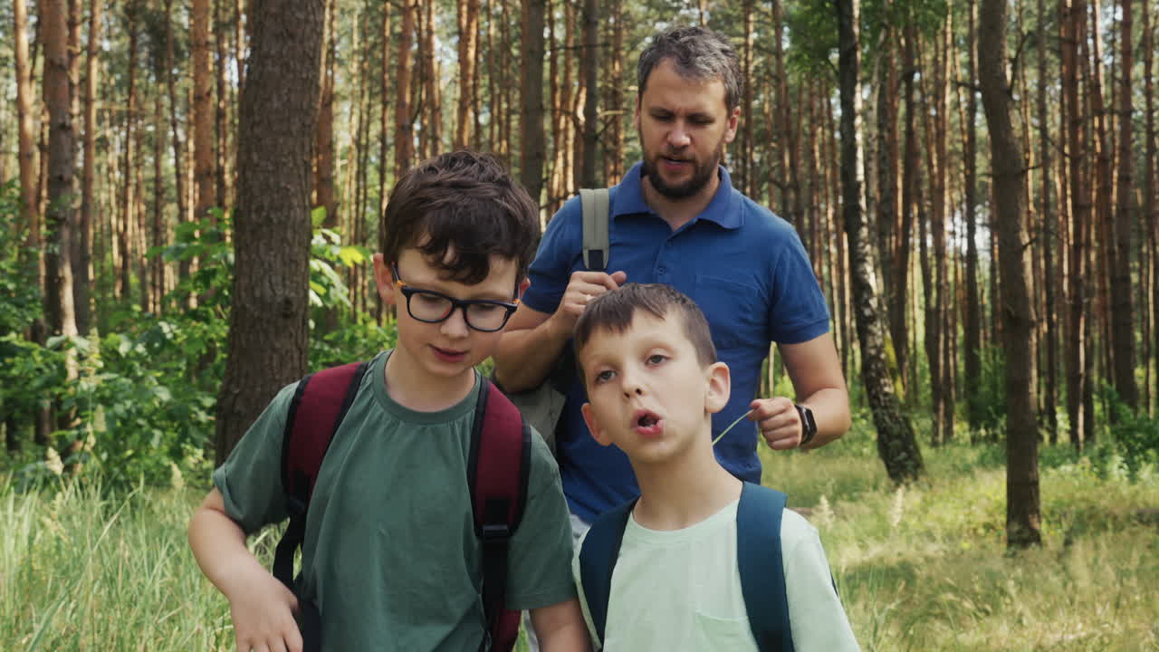padre siguiendo a sus hijos
