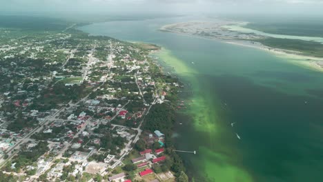 la fortaleza de bacalar en mexico y el lagoogb visto desde el cielo