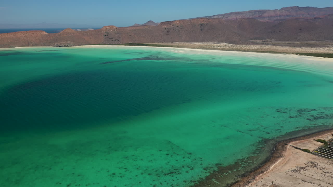 amplia toma cinematográfica de drones de la playa de balandra, ver aguas turquesas, playas de arena blanca y montañas, amplia toma aérea