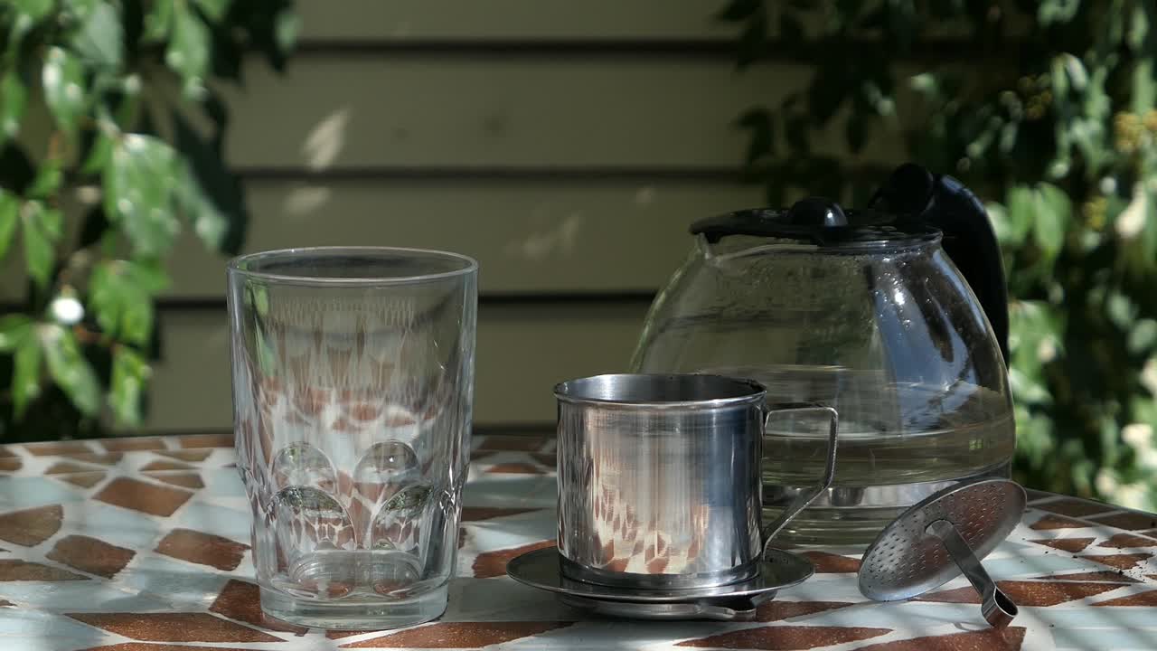 preparando café negro vietnamita tradicional con filtro de phin, desde el principio hasta el final