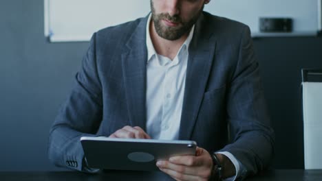 hombre de negocios en una reunión