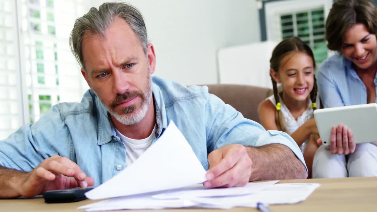 hombre preocupado calculando facturas