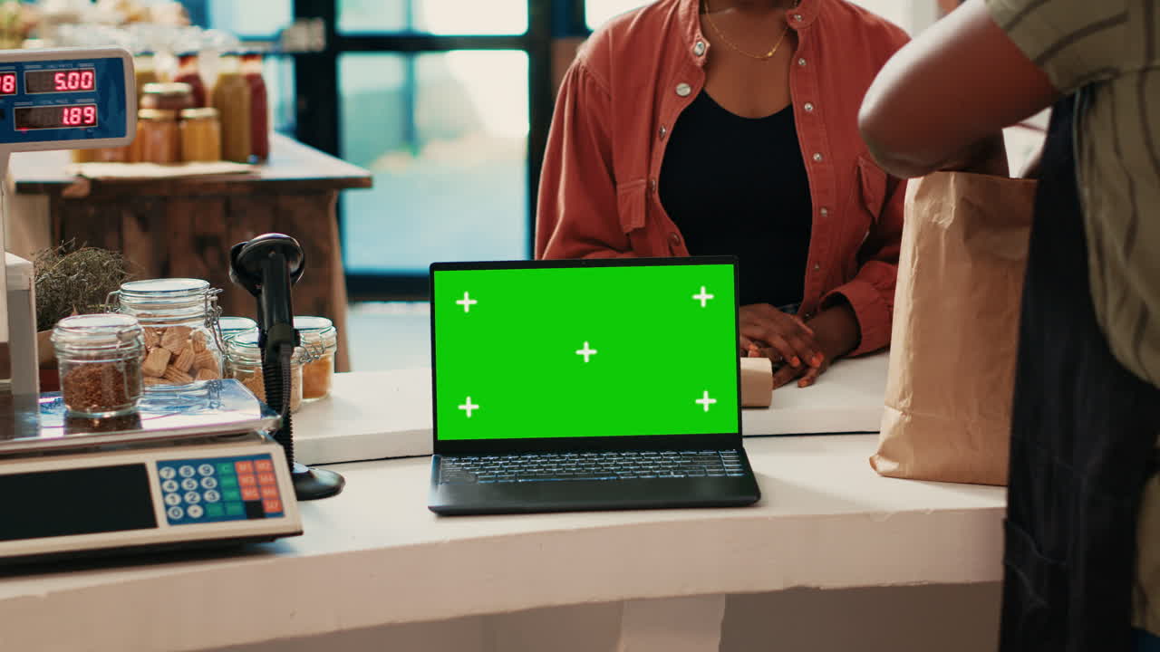 comprador comprando productos orgánicos al lado de la pantalla verde en la computadora