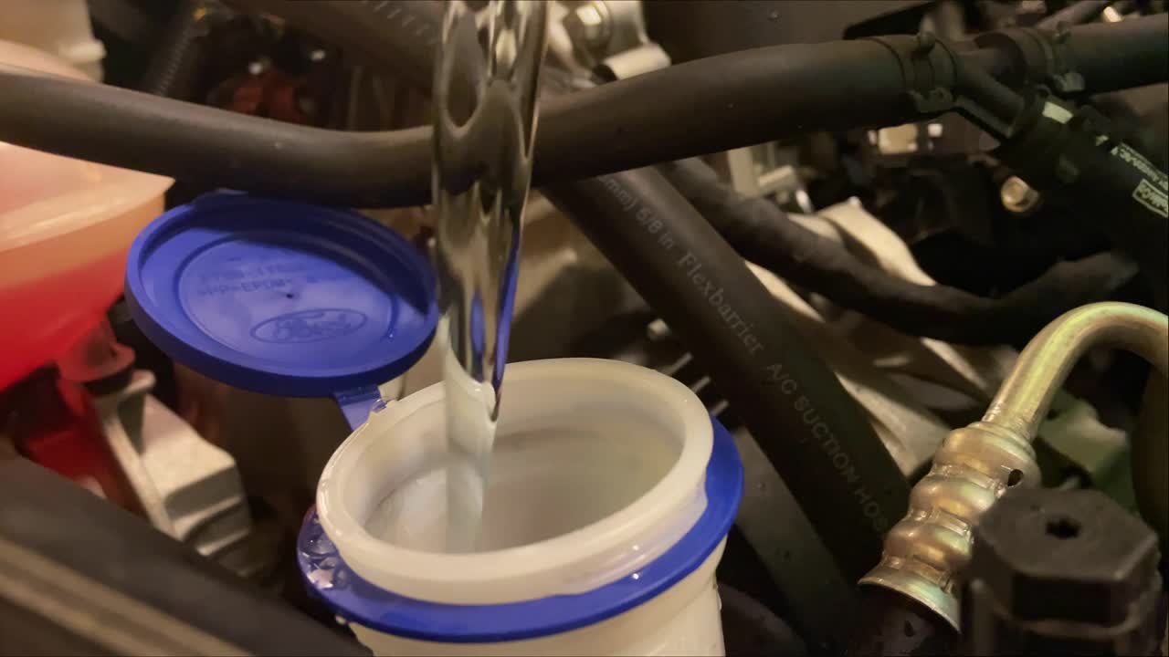 부동액이 창 세척액 파이프에 쏟아지는 정적 샷