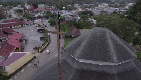 Primer-Plano-De-La-Cruz-En-La-Parte-Superior-De-Una-Iglesia-En-La-Ciudad-De-Waikaboebak,-Antena