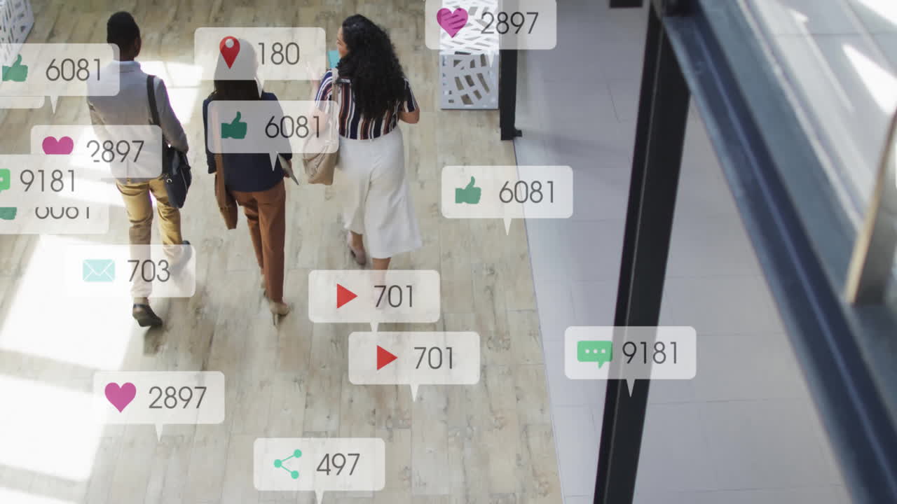 animación de barras de notificación sobre diversos compañeros de trabajo discutiendo mientras salen de la oficina