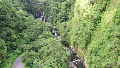 vuelo de drones a lo largo de un río hacia las cataratas grand galet en la cascada langevin en la isla de réunion