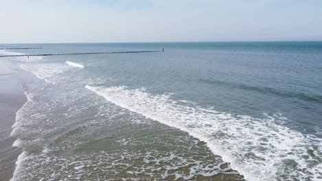 Largo-Espigón-En-Una-Playa-En-Los-Países-Bajos