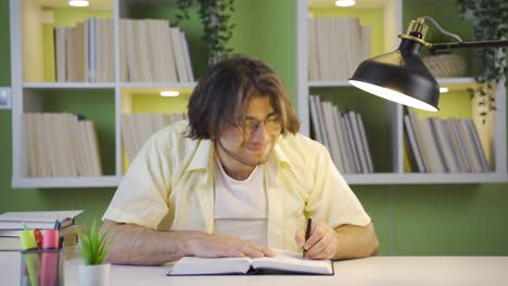 el estudiante universitario feliz está estudiando con placer.