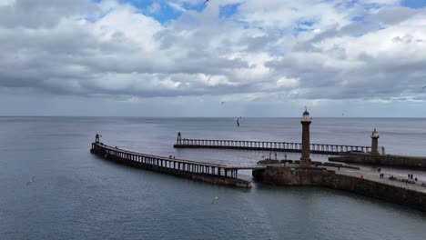 Hafeneinfahrt-Whitby-Küstenstadt-Yorkshire-Großbritannien-Drohne,-Luftaufnahme