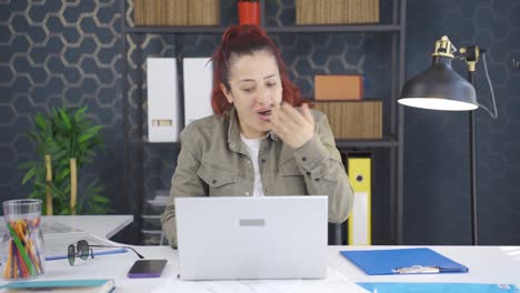 mujer de negocios diciendo "wow" con asombro.