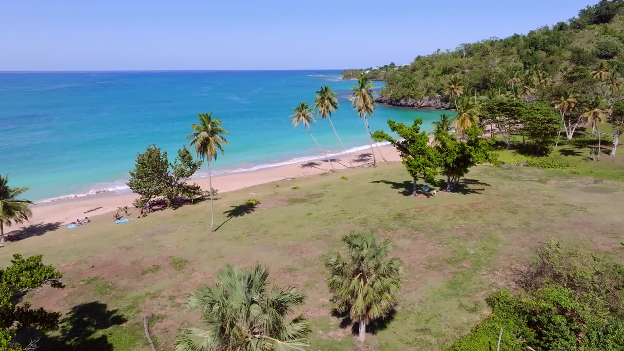 Mar dei Caraibi e costa tropicale sull'isola della Repubblica Dominicana in estate.