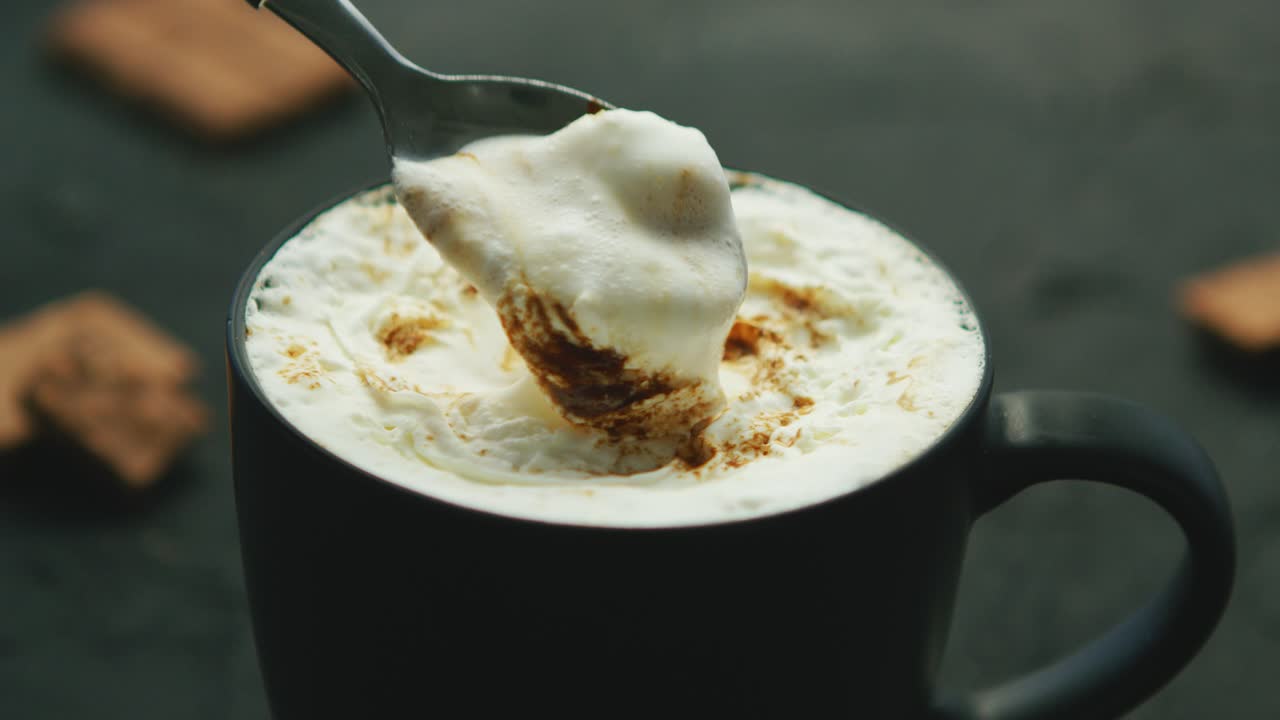 크림과 함께 커피 한잔