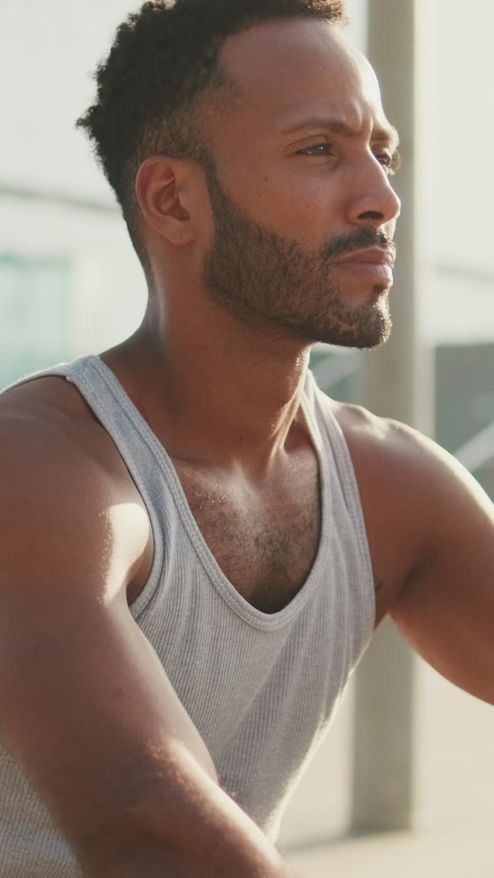 Ritratto di un uomo con la barba che indossa una canottiera