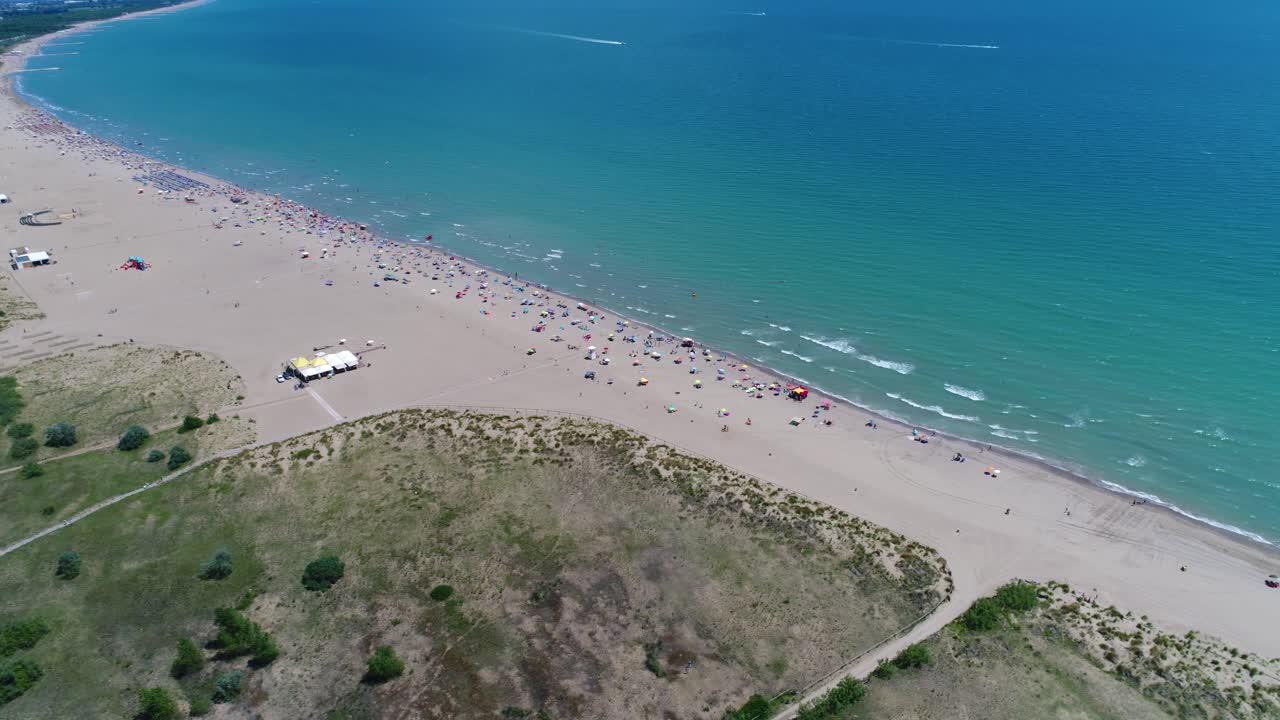 италия, пляж адриатического моря. отдых на море недалеко от венеции. воздушные полеты дронов fpv.