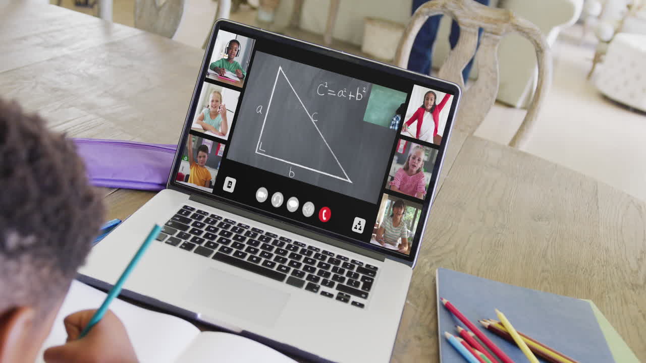 composición de un niño afroamericano en una computadora portátil aprendiendo en línea con matemáticas