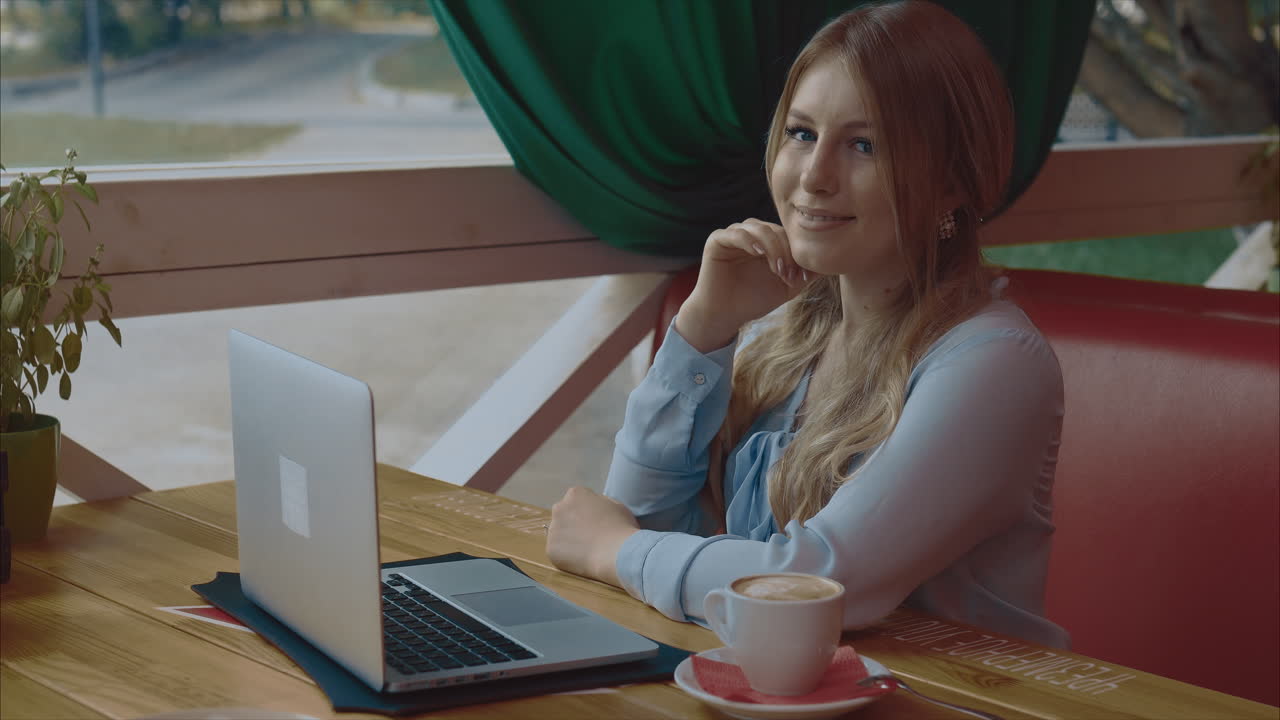 카페에서 노트북으로 일하는 여자