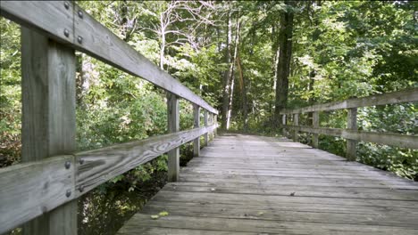 viejo puente de madera sobre stony creek en stony creek metropark