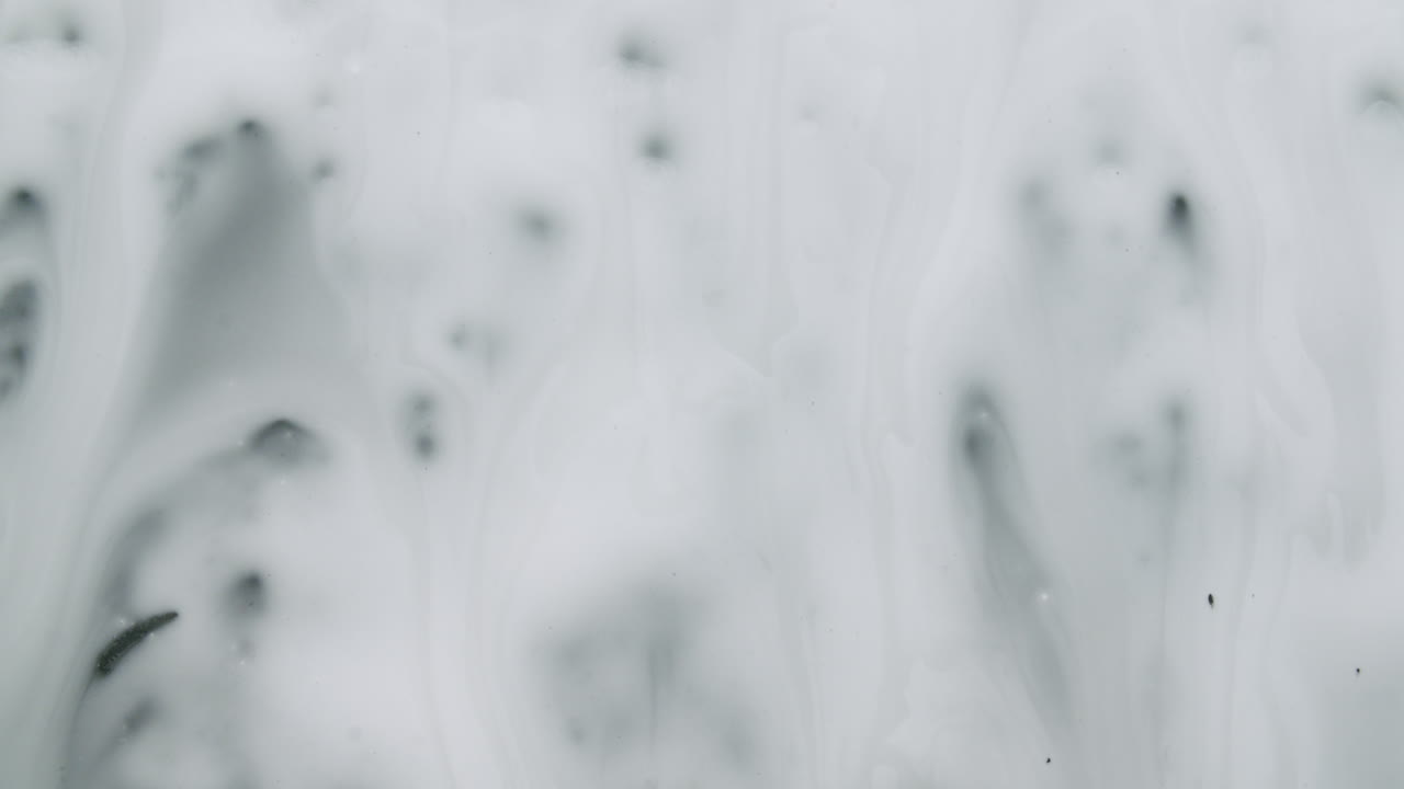 tiro macro de un líquido blanco viscoso