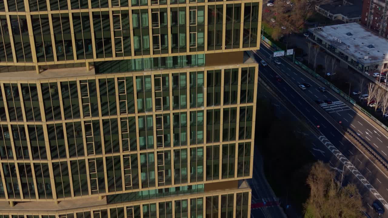 Metraje de dron de un nuevo y moderno edificio de oficinas de gran altura en Milán. Perfecto para proyectos de negocios, arquitectura, planificación urbana y marketing corporativo.