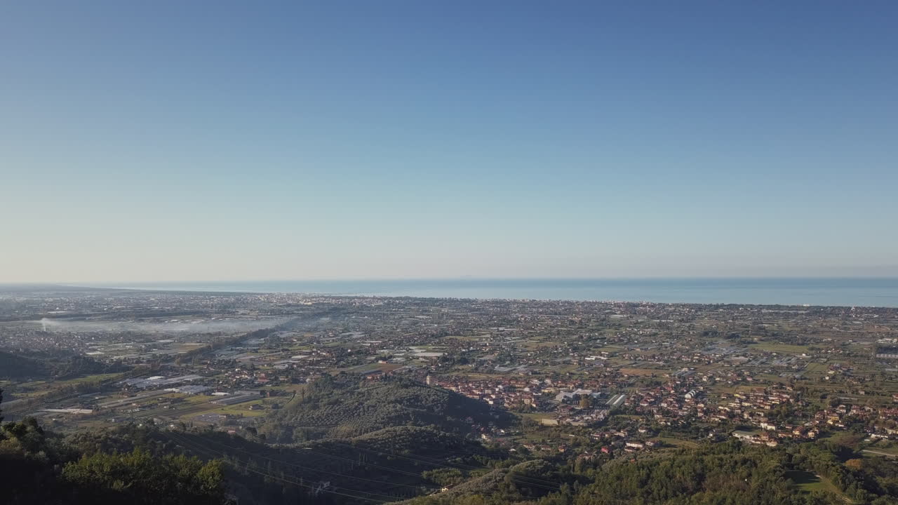 drone revela toma de costa toscana y lido di camaiore en italia