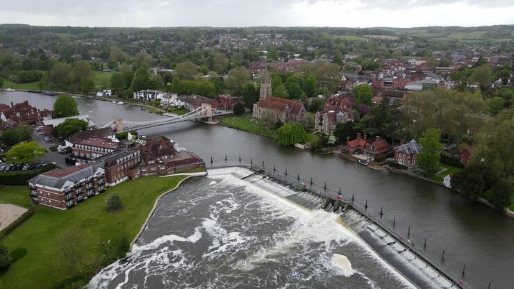 Filmato aereo 4K della diga di Marlow sul fiume Tamigi, Buckinghamshire, Regno Unito