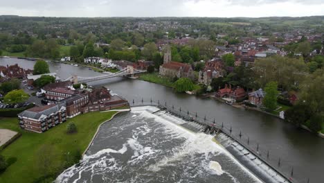 Marlow-Wehr-Auf-Der-Themse,-Buckinghamshire,-Großbritannien,-Luftaufnahmen-4k