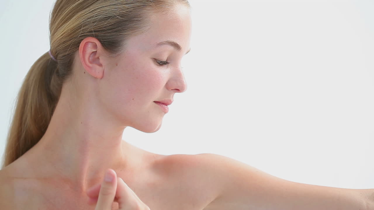 금발 여자 가 팔 을 마사지 하고 있다