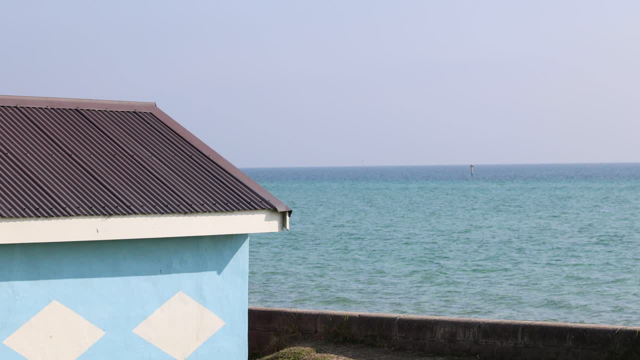 평온한 바다 물 근처의 파란 해변 상자