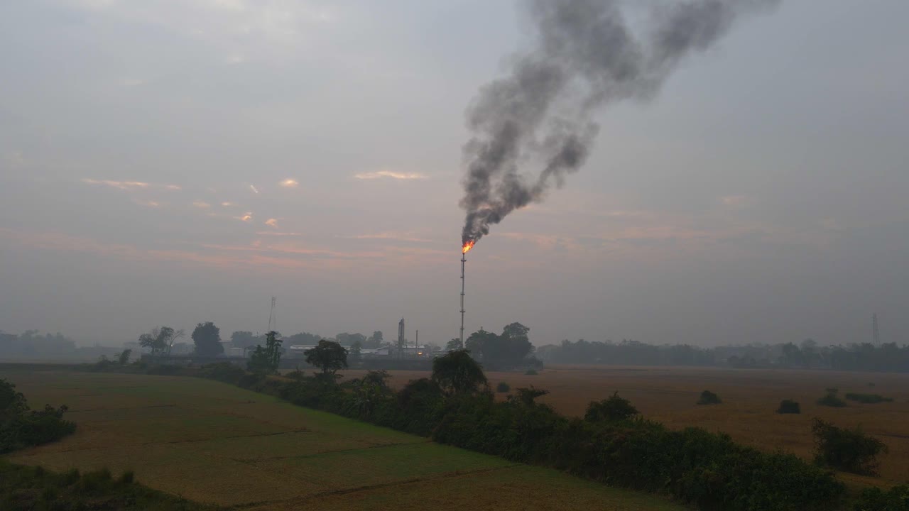 Asap hitam pekat terus-menerus mengepul dari cerobong asap di kilang gas