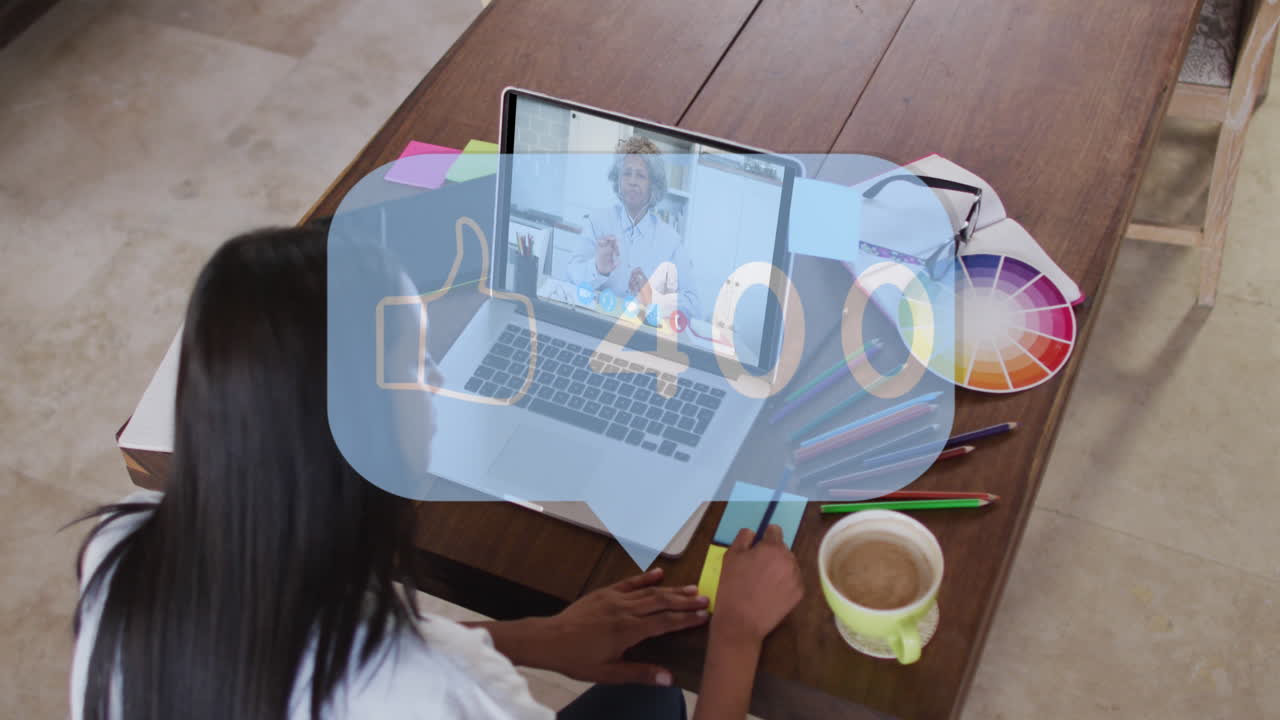 animación de burbuja de habla con pulgares hacia arriba y números creciendo sobre mujer usando computadora portátil en videollamada