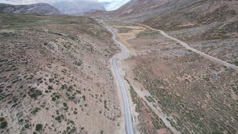 Amplia-Antena-De-Una-Carretera-Asfaltada-Larga-Y-Sinuosa-A-Través-De-Una-Meseta-Desolada-En-El-Valle-De-Spiti-India