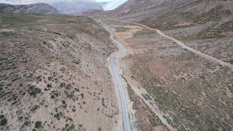 amplia antena de una carretera asfaltada larga y sinuosa a través de una meseta desolada en el valle de spiti india