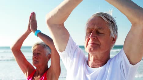 Älteres-Paar-Macht-Yoga-Am-Strand
