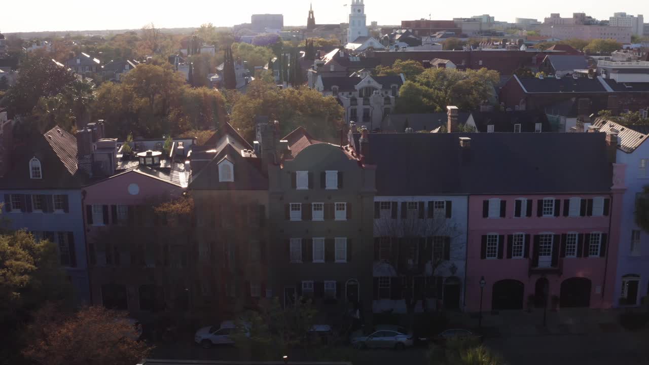 Close-up dolly shot vanuit de lucht van de historische Rainbow Row bij zonsondergang in Charleston, South Carolina.