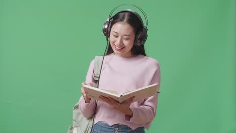 estudiante leyendo con auriculares