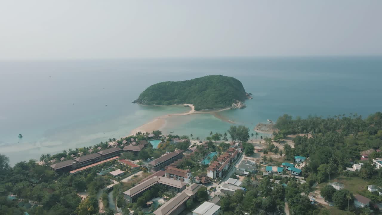 imágenes épicas de un avión no tripulado de una playa, un complejo turístico y una pequeña isla en la costa de koh phangan, tailandia