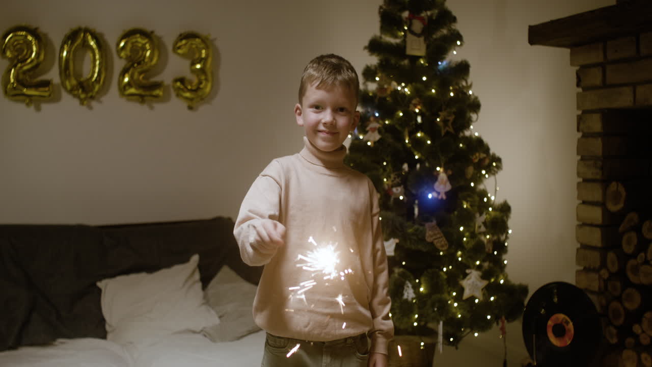 празднование нового года в гостиной.