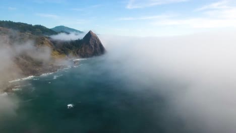 Aérea:-Descendiendo-A-Través-Del-Aire-Lleno-De-Niebla-De-Oregon-Hacia-La-Costa-Montañosa