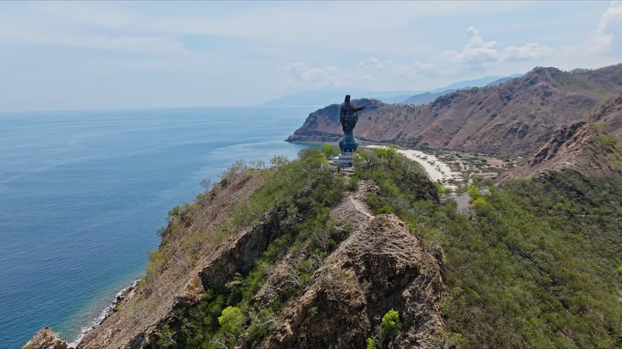 cabo fatucama, dili, timor oriental - estatua de cristo rey de dili situada en la cima de un globo terrestre - disparo de un avión no tripulado en órbita