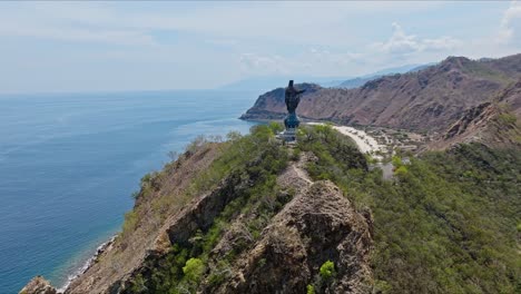 Kap-Fatucama,-Dili,-Osttimor-–-Christus-Rei-Statue-Von-Dili-–-Orbit-Drohnenschuss