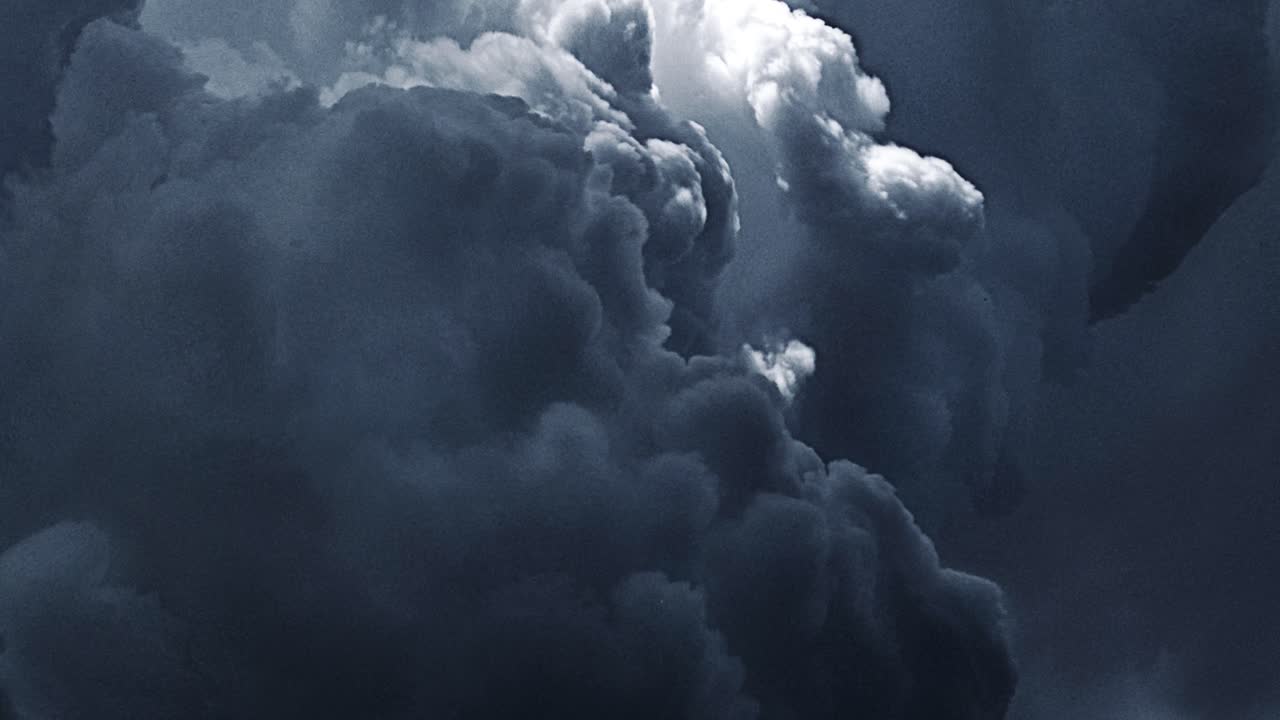 nubes oscuras y tormentas dentro