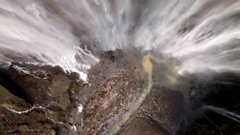 una poderosa cascada atrae la atención con su estruendoso rugido y su poderosa cascada, creando un espectáculo hipnotizante de la energía cruda de la naturaleza y una belleza impresionante.