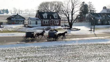 Luftpferdekutschen-Fahren-An-Einem-Verschneiten-Wintertag-Durch-Die-Gemeinde