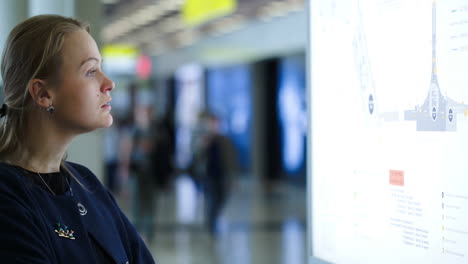 Woman-looking-at-schematic-map-in-the-airport